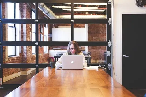 Trabalho híbrido, remoto ou presencial: o que é melhor para a empresa?