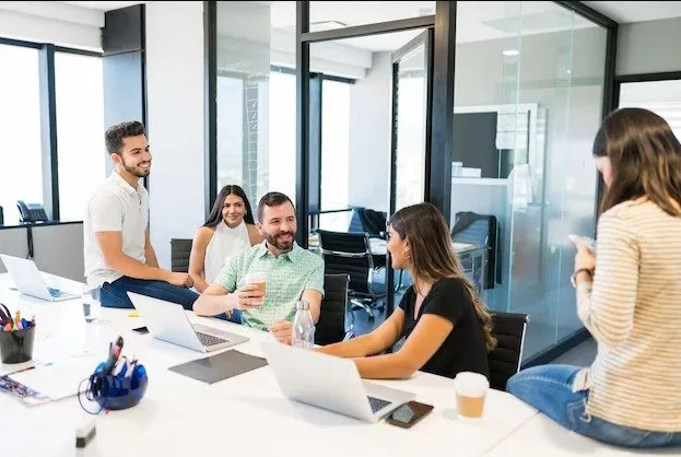 Coworking como solução para o trabalho híbrido: entenda as vantagens