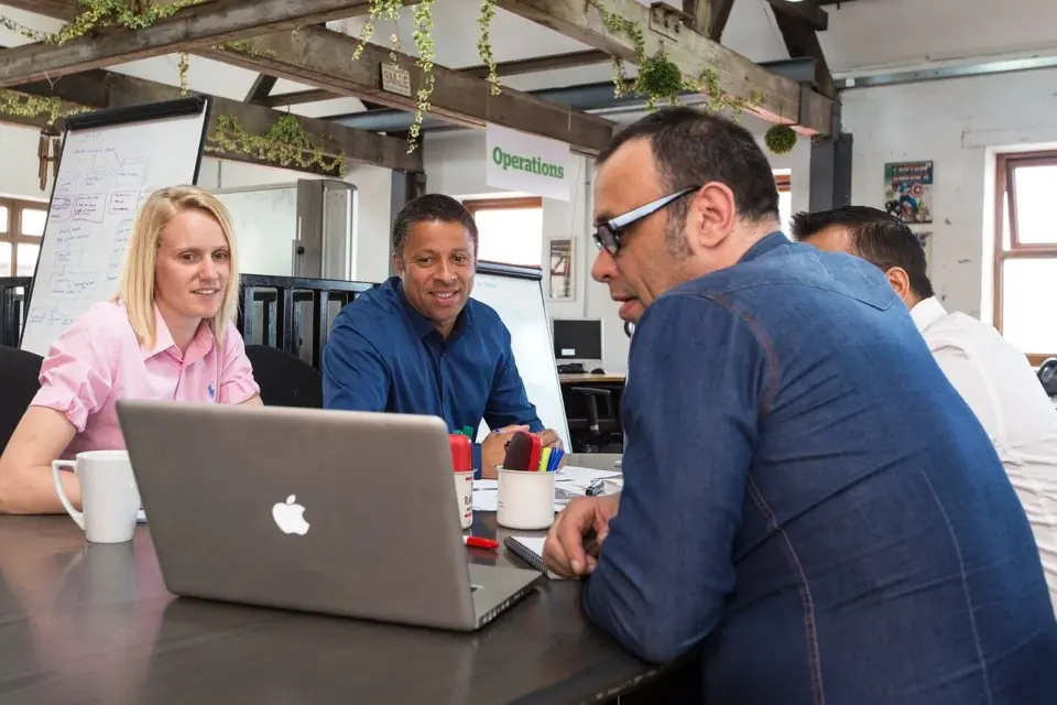 AS VANTAGENS DO ESPAÇO DE COWORKING PARA STARTUPS.