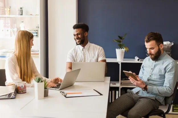 Como o coworking promove a inovação e a colaboração em diferentes áreas