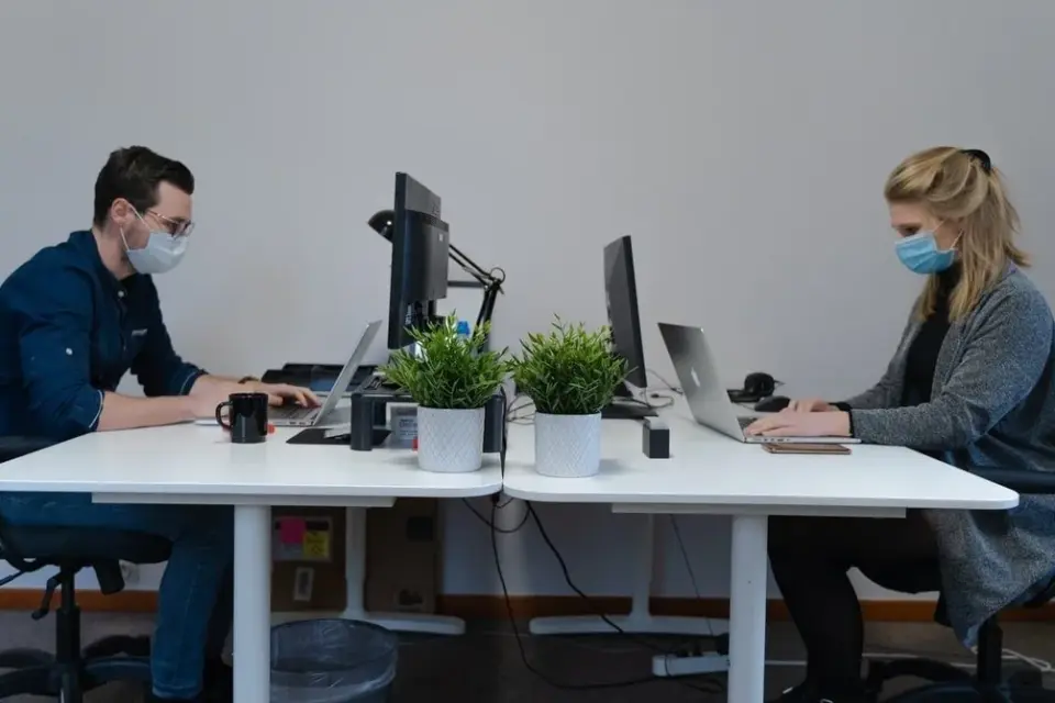 Como as Empresas têm Adaptado seus Escritórios?